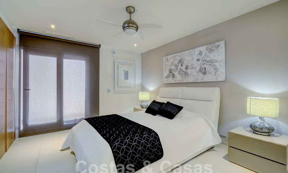 Moderne luxevilla te koop uitkijkend op de golfbaan in Nueva Andalucia, Marbella 60812