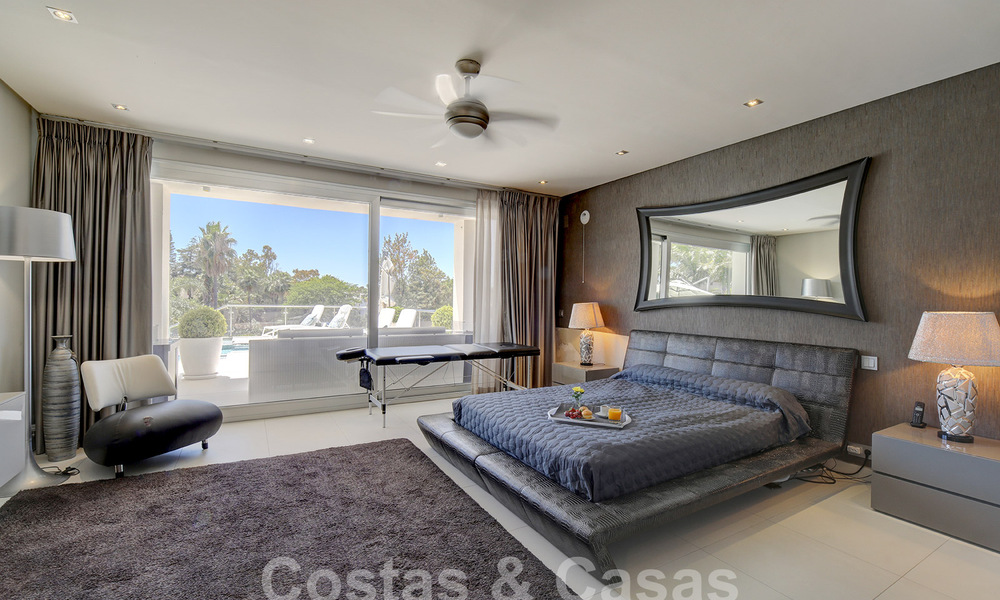 Moderne luxevilla te koop uitkijkend op de golfbaan in Nueva Andalucia, Marbella 60820