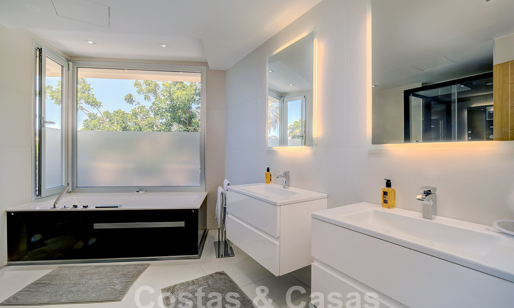 Moderne luxevilla te koop uitkijkend op de golfbaan in Nueva Andalucia, Marbella 60824