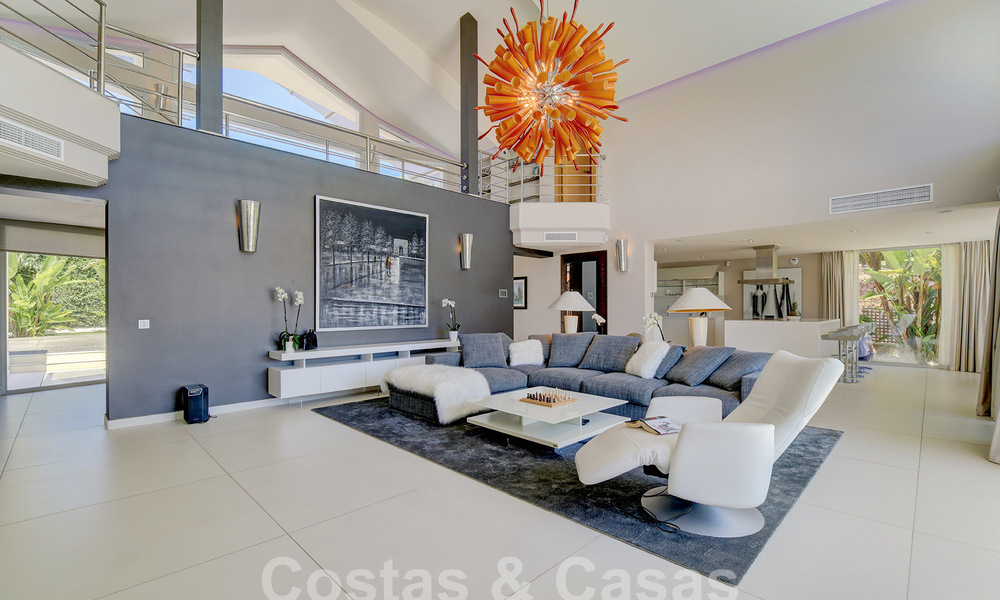 Moderne luxevilla te koop uitkijkend op de golfbaan in Nueva Andalucia, Marbella 60828