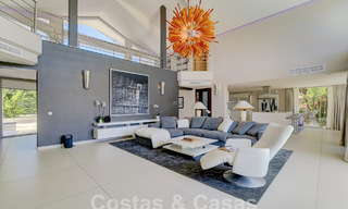 Moderne luxevilla te koop uitkijkend op de golfbaan in Nueva Andalucia, Marbella 60828 