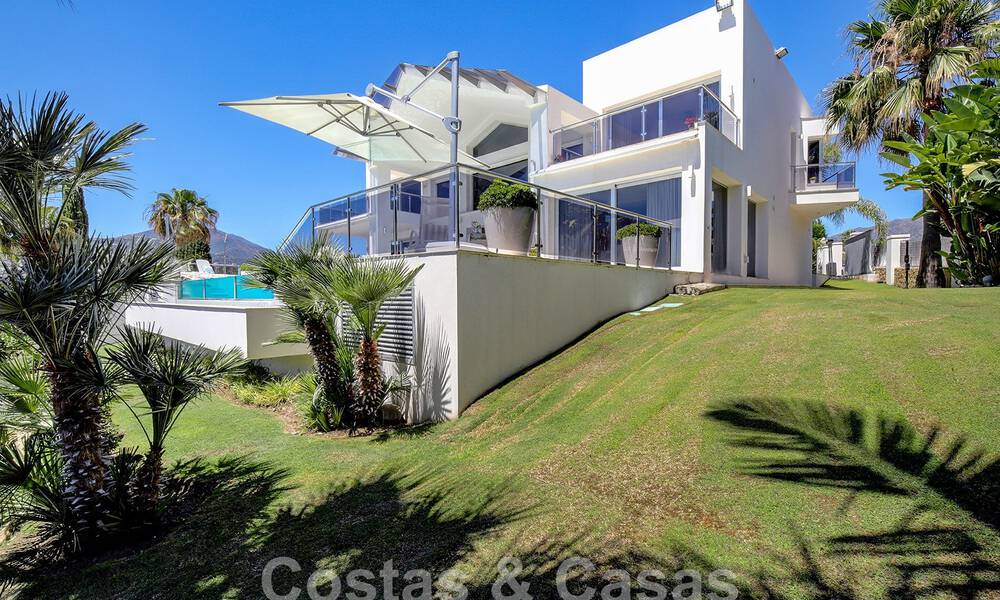 Moderne luxevilla te koop uitkijkend op de golfbaan in Nueva Andalucia, Marbella 60831
