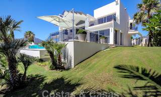 Moderne luxevilla te koop uitkijkend op de golfbaan in Nueva Andalucia, Marbella 60831 