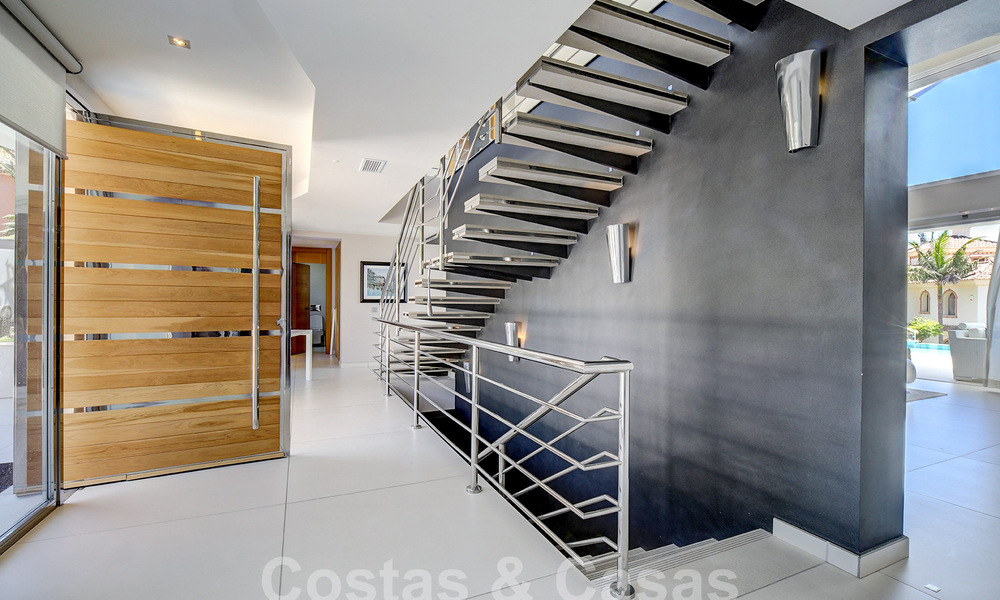 Moderne luxevilla te koop uitkijkend op de golfbaan in Nueva Andalucia, Marbella 60832