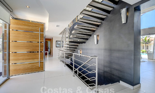 Moderne luxevilla te koop uitkijkend op de golfbaan in Nueva Andalucia, Marbella 60832 