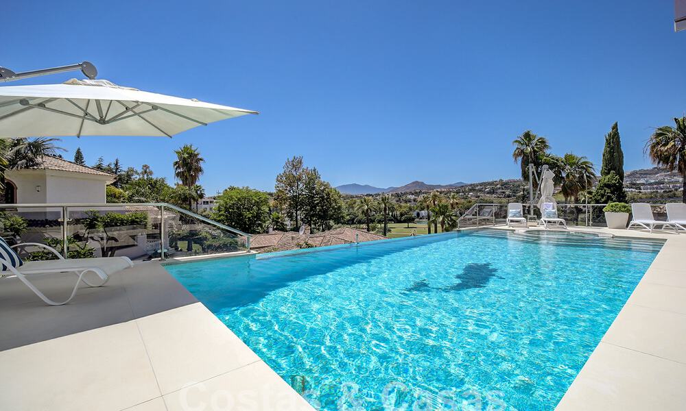 Moderne luxevilla te koop uitkijkend op de golfbaan in Nueva Andalucia, Marbella 60836