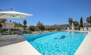 Moderne luxevilla te koop uitkijkend op de golfbaan in Nueva Andalucia, Marbella 60836 
