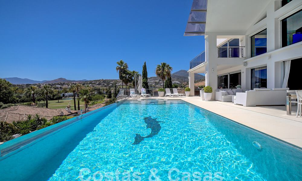 Moderne luxevilla te koop uitkijkend op de golfbaan in Nueva Andalucia, Marbella 60837