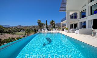 Moderne luxevilla te koop uitkijkend op de golfbaan in Nueva Andalucia, Marbella 60837 