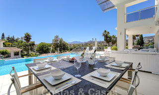 Moderne luxevilla te koop uitkijkend op de golfbaan in Nueva Andalucia, Marbella 60838 