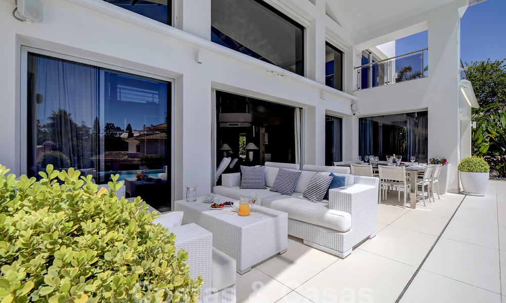 Moderne luxevilla te koop uitkijkend op de golfbaan in Nueva Andalucia, Marbella 60839
