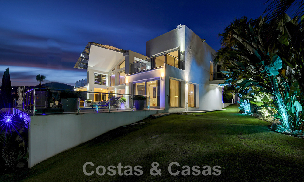 Moderne luxevilla te koop uitkijkend op de golfbaan in Nueva Andalucia, Marbella 60844