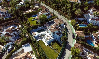 Luxevilla te koop met modern-Mediterraan ontwerp en zeezicht in Nueva Andalucia, Marbella 60962 