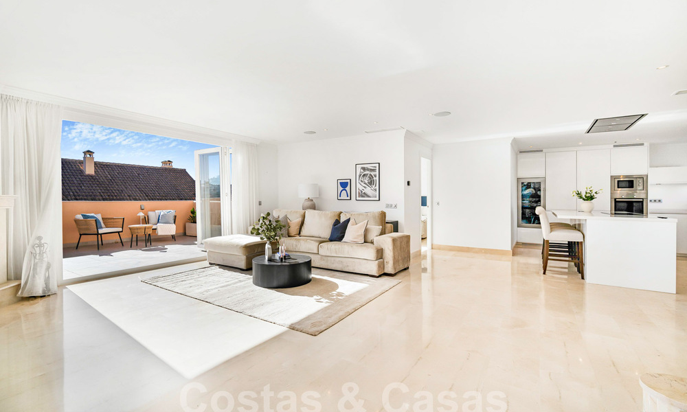 Ruim, luxe penthouse te koop met zeezicht en in een 5-sterren complex in Nueva Andalucia, Marbella 60873