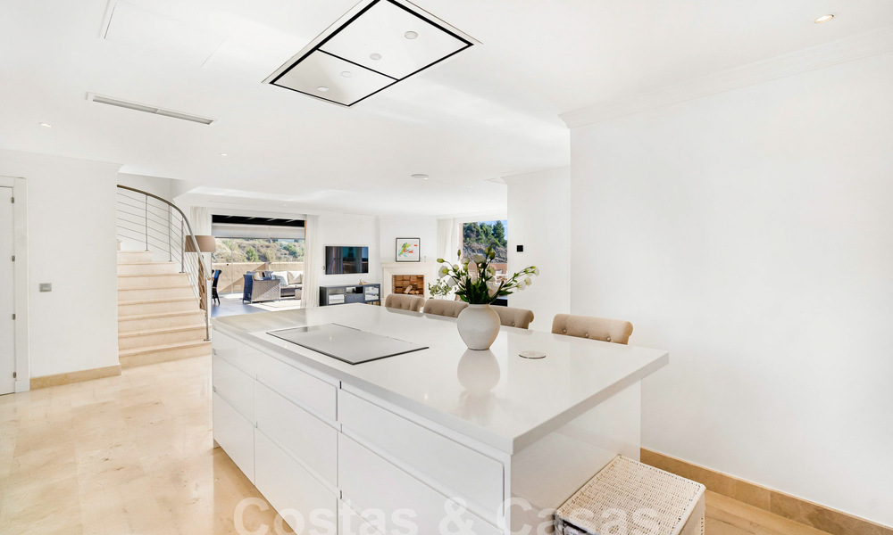 Ruim, luxe penthouse te koop met zeezicht en in een 5-sterren complex in Nueva Andalucia, Marbella 60875
