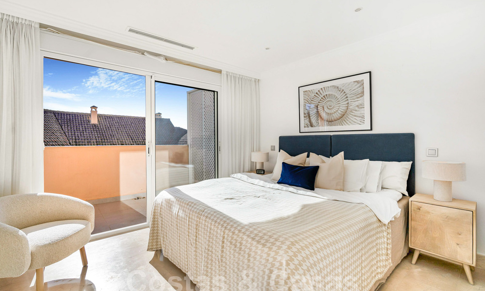 Ruim, luxe penthouse te koop met zeezicht en in een 5-sterren complex in Nueva Andalucia, Marbella 60876