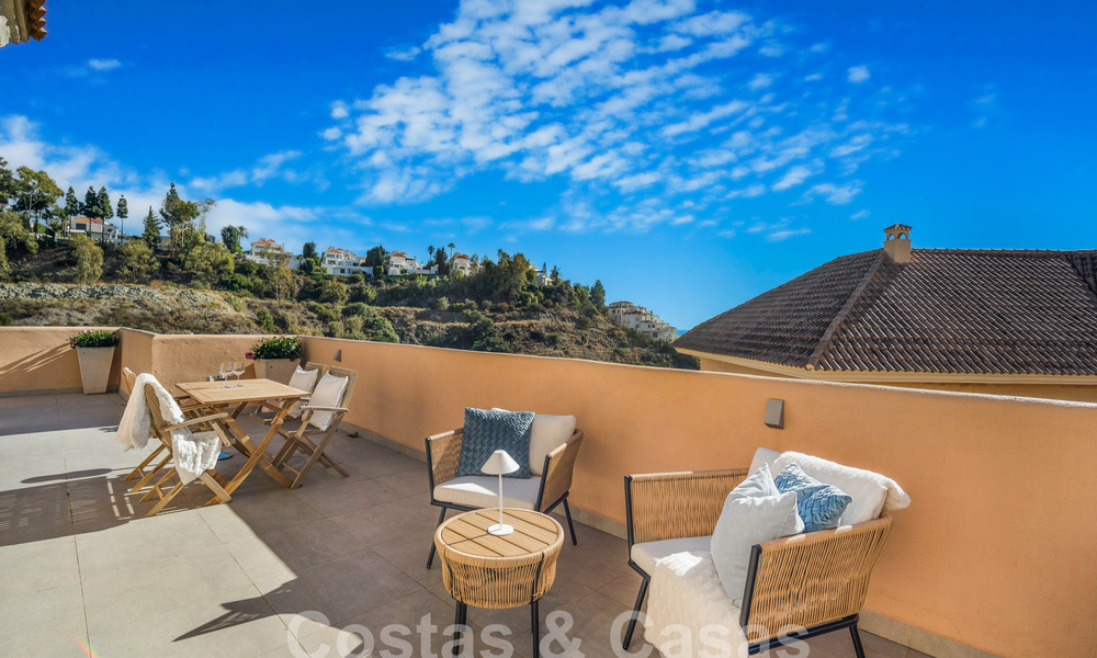 Ruim, luxe penthouse te koop met zeezicht en in een 5-sterren complex in Nueva Andalucia, Marbella 60881