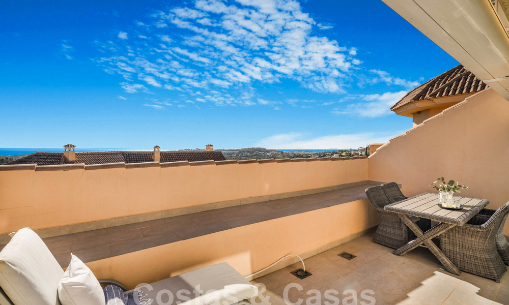 Ruim, luxe penthouse te koop met zeezicht en in een 5-sterren complex in Nueva Andalucia, Marbella 60886
