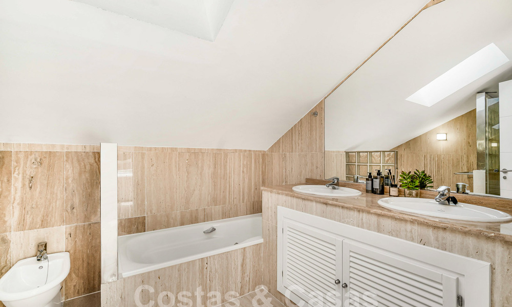 Ruim, luxe penthouse te koop met zeezicht en in een 5-sterren complex in Nueva Andalucia, Marbella 60888