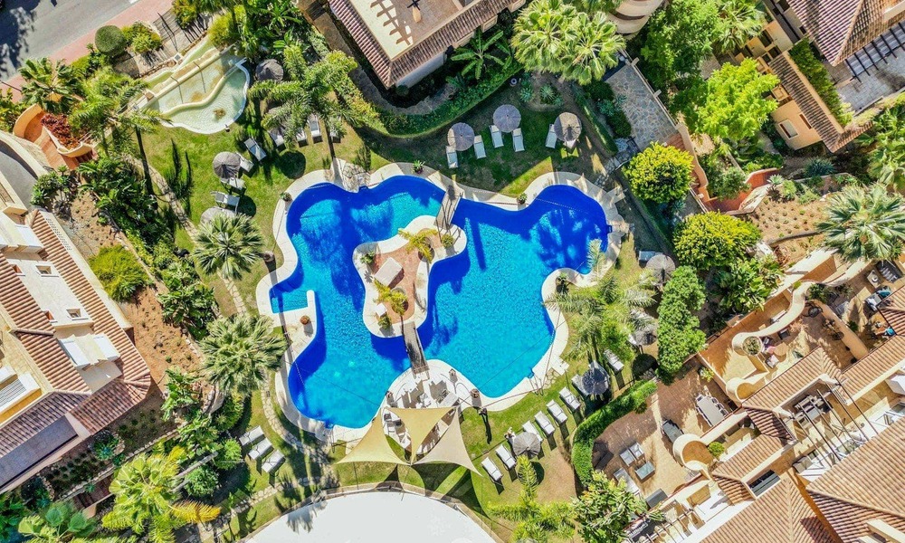 Ruim, luxe penthouse te koop met zeezicht en in een 5-sterren complex in Nueva Andalucia, Marbella 60890