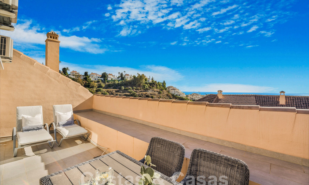 Ruim, luxe penthouse te koop met zeezicht en in een 5-sterren complex in Nueva Andalucia, Marbella 60893
