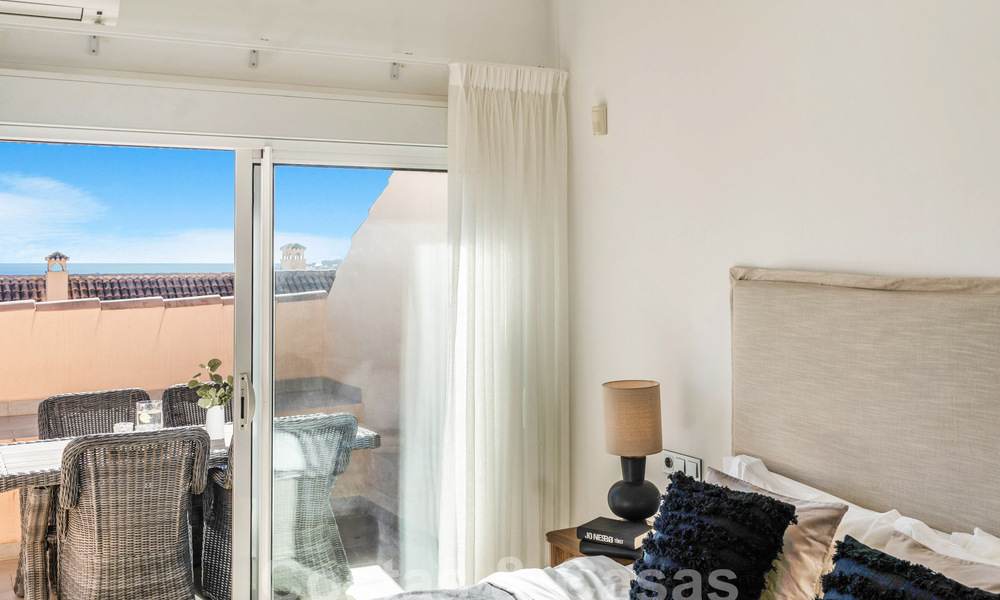 Ruim, luxe penthouse te koop met zeezicht en in een 5-sterren complex in Nueva Andalucia, Marbella 60897