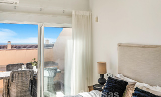 Ruim, luxe penthouse te koop met zeezicht en in een 5-sterren complex in Nueva Andalucia, Marbella 60897 