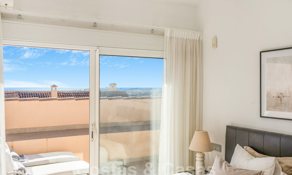 Ruim, luxe penthouse te koop met zeezicht en in een 5-sterren complex in Nueva Andalucia, Marbella 60898