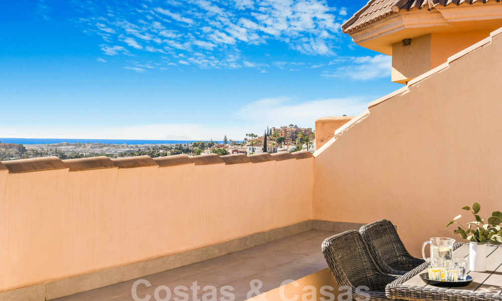 Ruim, luxe penthouse te koop met zeezicht en in een 5-sterren complex in Nueva Andalucia, Marbella 60899