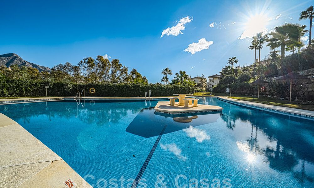 Kwalitatief gerenoveerd penthouse te koop met uitnodigend terras en zeezicht in Nueva Andalucia, Marbella 61141