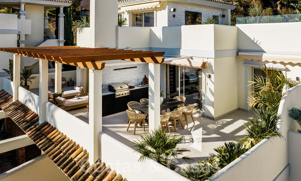 Kwalitatief gerenoveerd penthouse te koop met uitnodigend terras en zeezicht in Nueva Andalucia, Marbella 61142