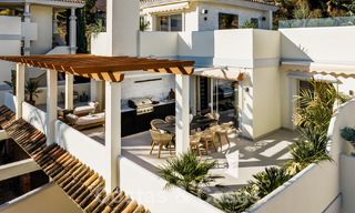 Kwalitatief gerenoveerd penthouse te koop met uitnodigend terras en zeezicht in Nueva Andalucia, Marbella 61142 