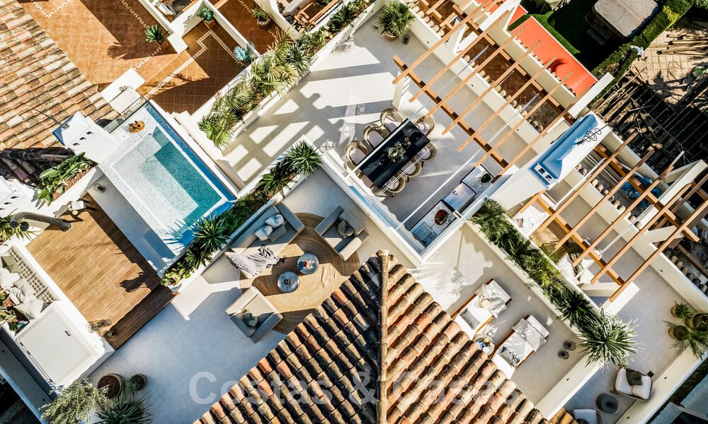 Kwalitatief gerenoveerd penthouse te koop met uitnodigend terras en zeezicht in Nueva Andalucia, Marbella 61143