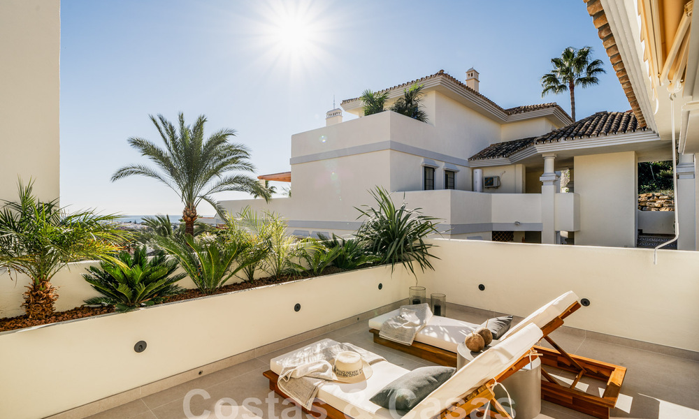 Kwalitatief gerenoveerd penthouse te koop met uitnodigend terras en zeezicht in Nueva Andalucia, Marbella 61144