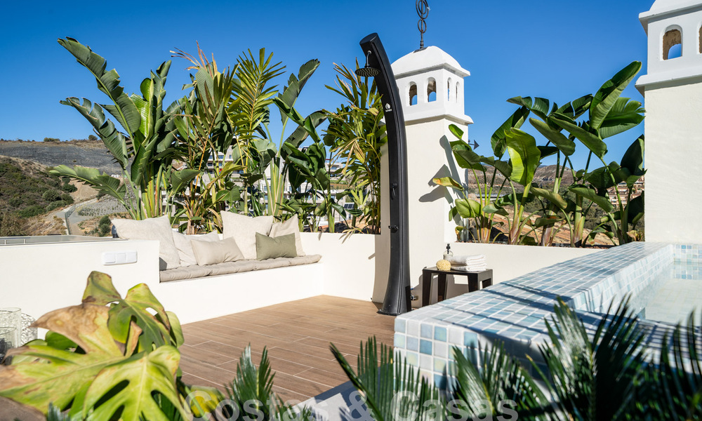 Kwalitatief gerenoveerd penthouse te koop met uitnodigend terras en zeezicht in Nueva Andalucia, Marbella 61146