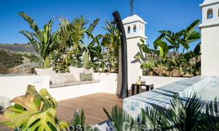 Kwalitatief gerenoveerd penthouse te koop met uitnodigend terras en zeezicht in Nueva Andalucia, Marbella 61146 