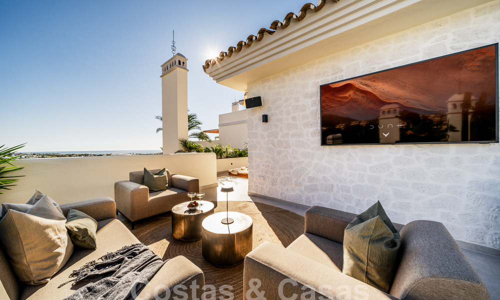Kwalitatief gerenoveerd penthouse te koop met uitnodigend terras en zeezicht in Nueva Andalucia, Marbella 61147