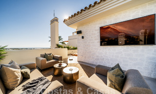 Kwalitatief gerenoveerd penthouse te koop met uitnodigend terras en zeezicht in Nueva Andalucia, Marbella 61147 