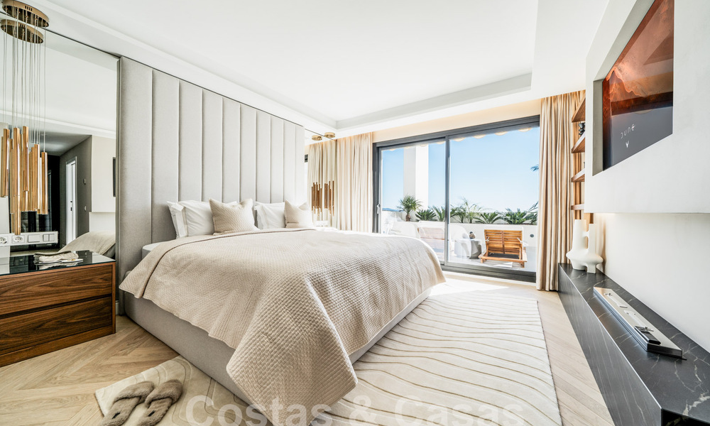 Kwalitatief gerenoveerd penthouse te koop met uitnodigend terras en zeezicht in Nueva Andalucia, Marbella 61148