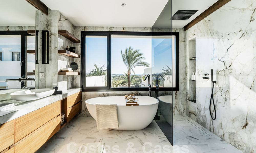 Kwalitatief gerenoveerd penthouse te koop met uitnodigend terras en zeezicht in Nueva Andalucia, Marbella 61149