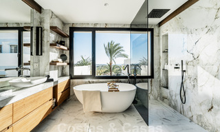 Kwalitatief gerenoveerd penthouse te koop met uitnodigend terras en zeezicht in Nueva Andalucia, Marbella 61149 