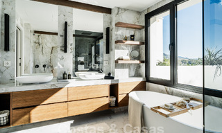 Kwalitatief gerenoveerd penthouse te koop met uitnodigend terras en zeezicht in Nueva Andalucia, Marbella 61150 