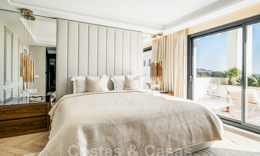 Kwalitatief gerenoveerd penthouse te koop met uitnodigend terras en zeezicht in Nueva Andalucia, Marbella 61151