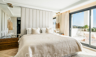 Kwalitatief gerenoveerd penthouse te koop met uitnodigend terras en zeezicht in Nueva Andalucia, Marbella 61151 