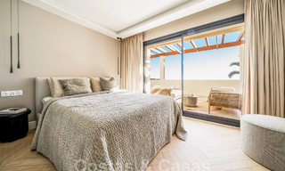 Kwalitatief gerenoveerd penthouse te koop met uitnodigend terras en zeezicht in Nueva Andalucia, Marbella 61152 