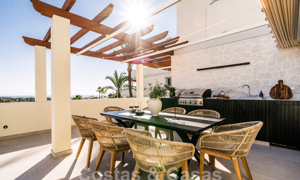 Kwalitatief gerenoveerd penthouse te koop met uitnodigend terras en zeezicht in Nueva Andalucia, Marbella 61154