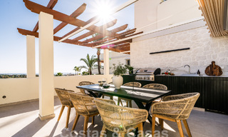 Kwalitatief gerenoveerd penthouse te koop met uitnodigend terras en zeezicht in Nueva Andalucia, Marbella 61154 