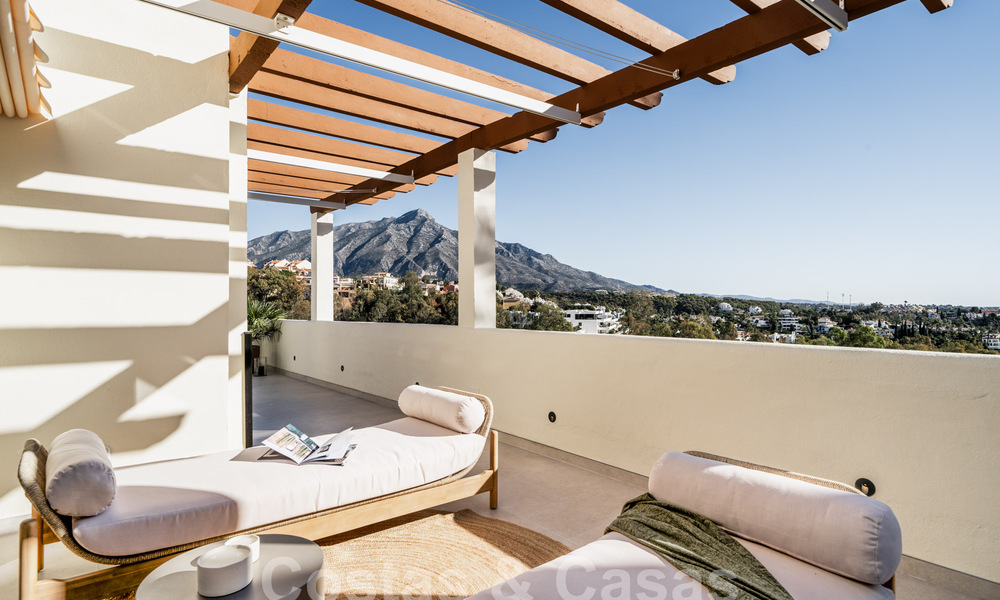 Kwalitatief gerenoveerd penthouse te koop met uitnodigend terras en zeezicht in Nueva Andalucia, Marbella 61155