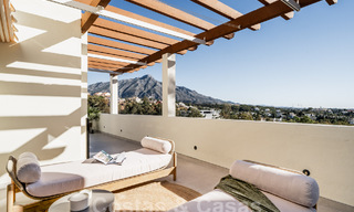 Kwalitatief gerenoveerd penthouse te koop met uitnodigend terras en zeezicht in Nueva Andalucia, Marbella 61155 
