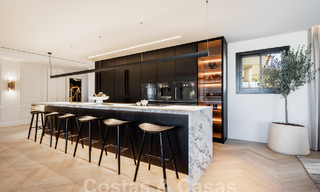 Kwalitatief gerenoveerd penthouse te koop met uitnodigend terras en zeezicht in Nueva Andalucia, Marbella 61157 
